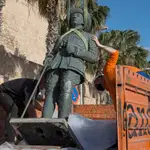 Operarios retiran la estatua que recordaba a Franco como comandante de la Legión, el pasado 23 de febrero en Melilla