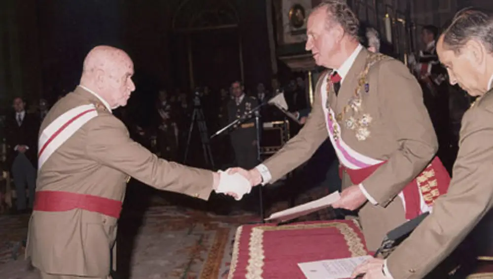 El general Pallás, al final de su vida, tiende la mano al Rey Juan Carlos I