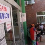 AME7594. SANTA CRUZ (BOLIVIA), 23/02/2021.- Vista de carteles alusivos al paro médico hoy en la ciudad de Santa Cruz (Bolivia). El sector de salud de Bolivia cumple este martes cinco días de huelga y protestas contra la ley de "Emergencia Sanitaria" promulgada por el Gobierno del presidente Luis Arce, bajo la advertencia de que no retrocederán hasta conseguir la anulación de la norma. EFE/Juan Carlos Torrejon