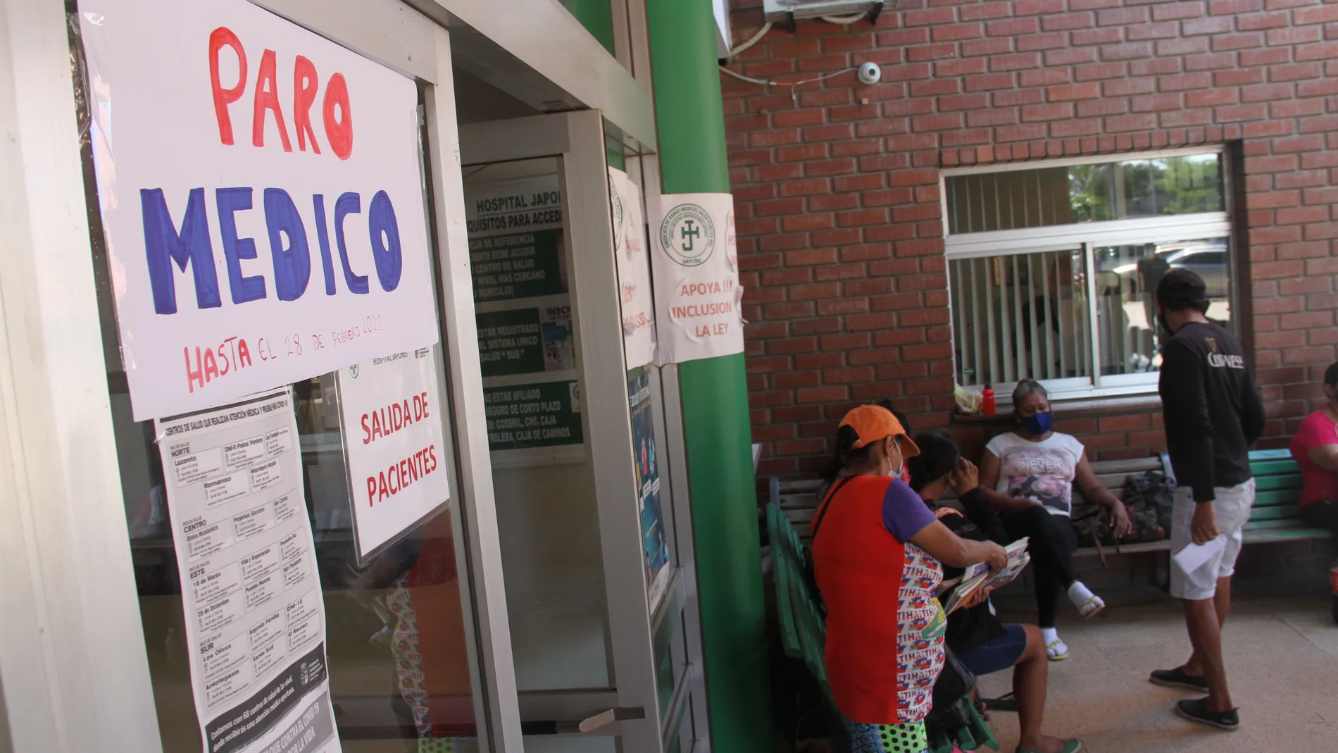 AME7594. SANTA CRUZ (BOLIVIA), 23/02/2021.- Vista de carteles alusivos al paro médico hoy en la ciudad de Santa Cruz (Bolivia). El sector de salud de Bolivia cumple este martes cinco días de huelga y protestas contra la ley de "Emergencia Sanitaria" promulgada por el Gobierno del presidente Luis Arce, bajo la advertencia de que no retrocederán hasta conseguir la anulación de la norma. EFE/Juan Carlos Torrejon