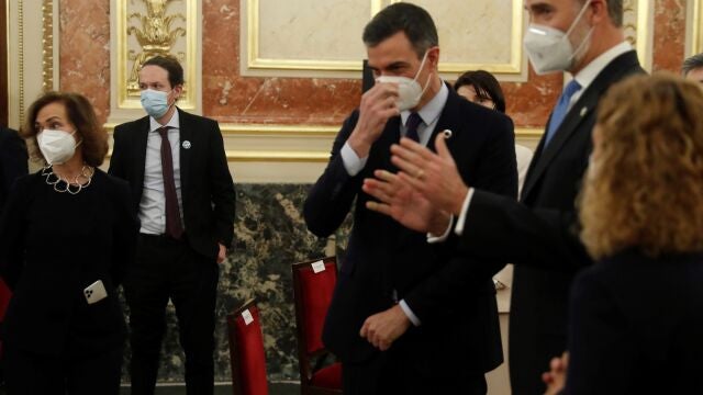 MADRID, 23/02/2021.- El rey Felipe VI (d), el presidente del Gobierno, Pedro Sánchez (2d); el vicepresidente segundo, Pablo Iglesias (2i), y la vicepresidenta primera del Gobierno, Carmen Calvo (i), durante la ceremonia que se celebra, este martes, en el Congreso de los Diputados con motivo del 40 aniversario del 23F. El intento de golpe de Estado del 23F cumple este martes 40 años y el episodio histórico, uno de los momentos más trascendentales de la Transición a la democracia, es ahora casi desconocido para muchas de las nuevas generaciones de españoles. EFE/ Emilio Naranjo ***POOL***