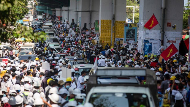 24 February 2021, Myanmar, Yangon: Protesters take to the streets to protest against the military coup and detention of civilian leaders in Myanmar. Photo: Aung Kyaw Htet/SOPA Images via ZUMA Wire/dpaAung Kyaw Htet/SOPA Images via Z / DPA24/02/2021 ONLY FOR USE IN SPAIN
