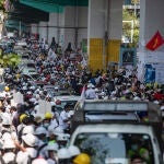 24 February 2021, Myanmar, Yangon: Protesters take to the streets to protest against the military coup and detention of civilian leaders in Myanmar. Photo: Aung Kyaw Htet/SOPA Images via ZUMA Wire/dpaAung Kyaw Htet/SOPA Images via Z / DPA24/02/2021 ONLY FOR USE IN SPAIN
