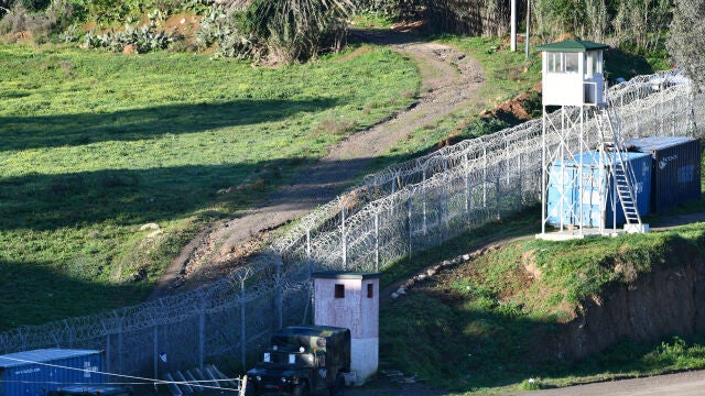 Un tramo del vallado perimetral que separa España de Marruecos, en Ceuta Antonio Sempere / Europa Press