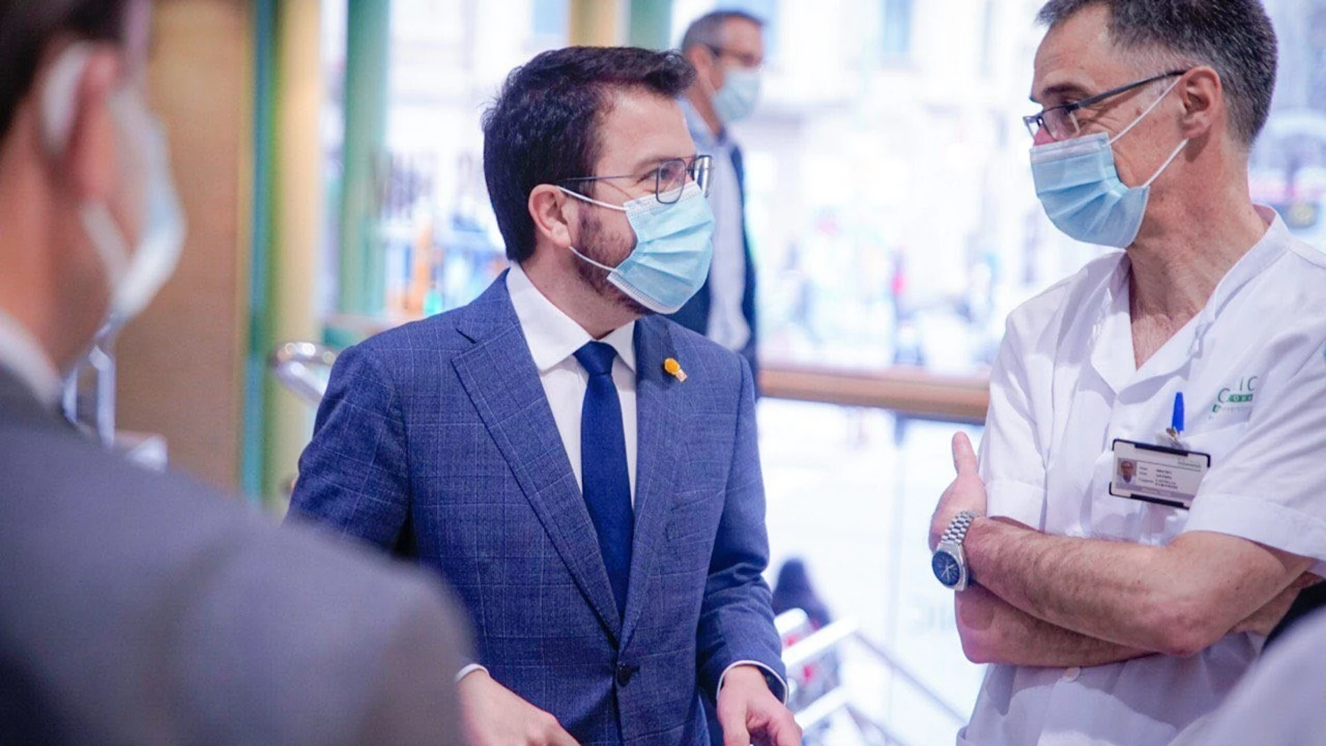 El vicepresidente de la Generalitat en funciones, Pere Aragonès, durante su visita al Hospital Clínic de Barcelona. EUROPA PRESS