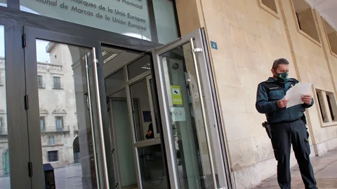 Entrada principal de la Audiencia Provincial de Alicante