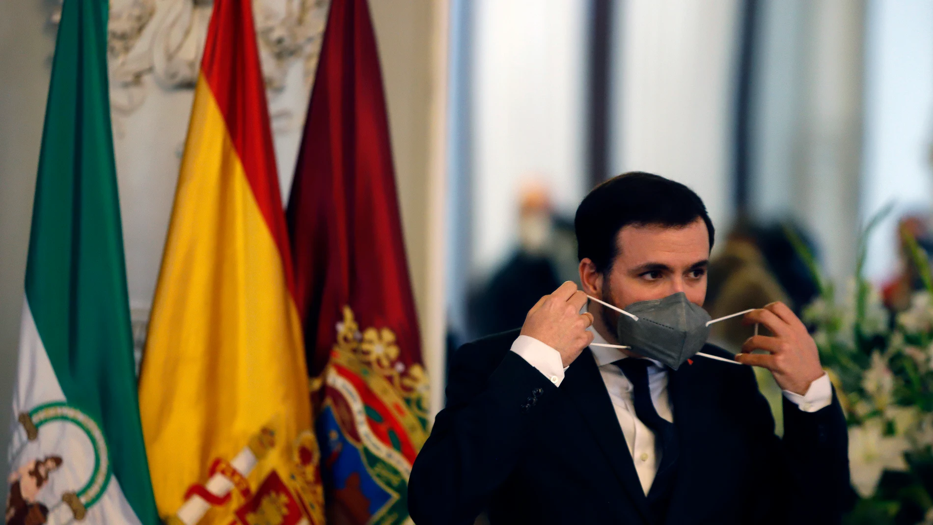El ministro de Consumo, Alberto Garzón, se dirige al público asistente después de visitar el Ayuntamiento de Málaga