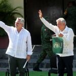 Los presidentes de Argentina, Alberto Fernández (izda.), y México, Andrés Manuel López Obrador, en Iguala el pasado febrero