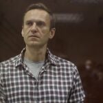 El enemigo del Kremlin, Alexei Navalni, en uno de sus juicios en la corte de Moscú, Rusia, esta semana