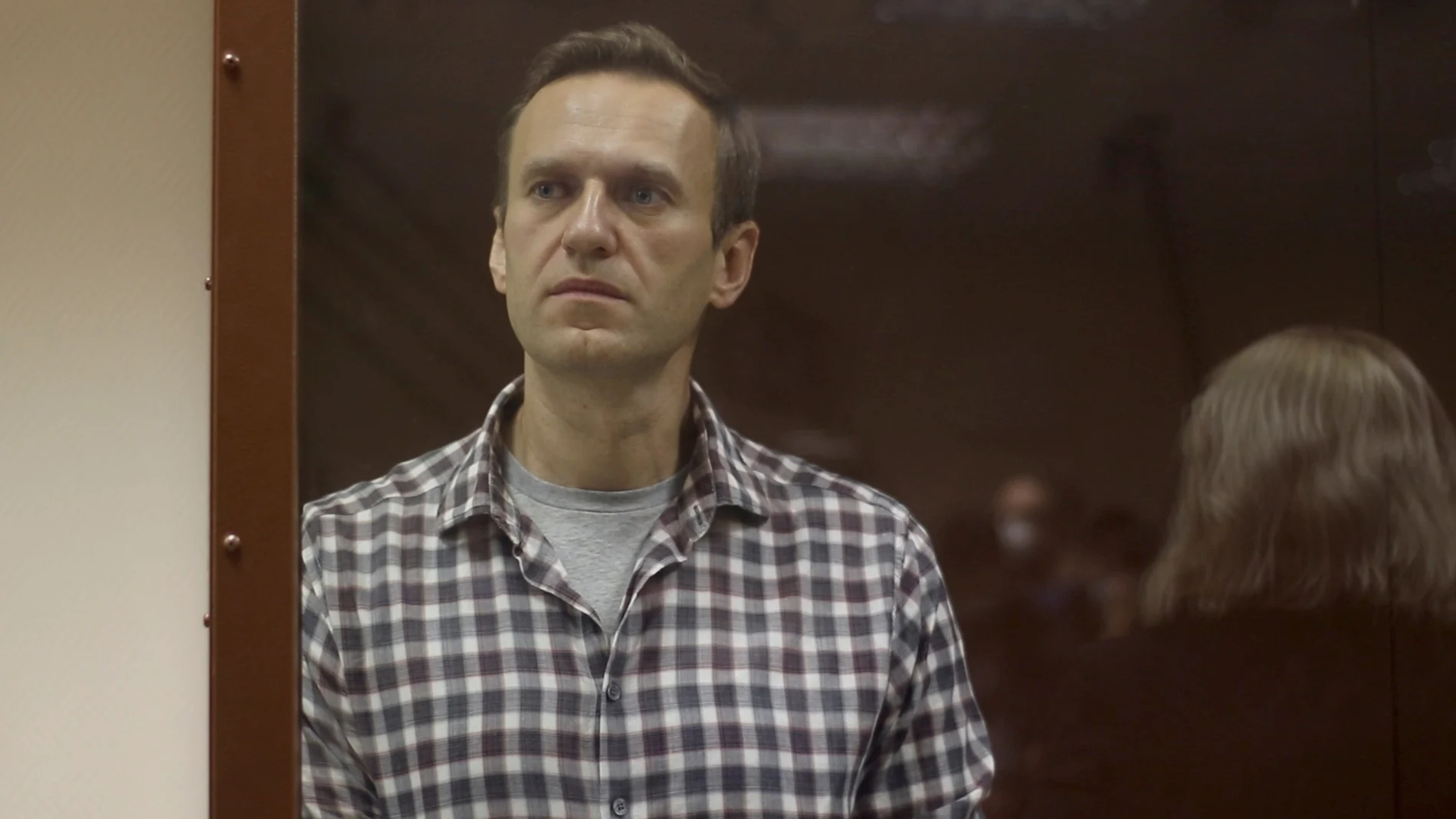 El enemigo del Kremlin, Alexei Navalni, en uno de sus juicios en la corte de Moscú, Rusia, esta semana