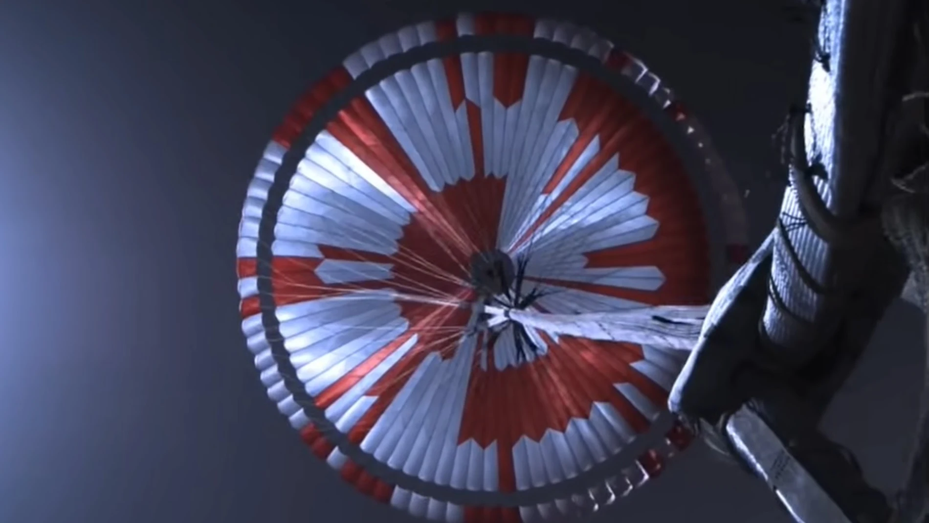 Los usuarios de las redes sociales no tardaron en encontrarle un significado al estampado rojo y blanco del paracaídas del Perseverance.