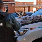 Detienen a un hombre y una mujer que llevaban más de 36 kilos de hachís ocultos bajo el salpicadero de su vehículo