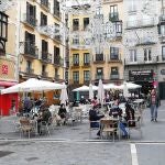 Personas sentadas en una terraza en la plaza Consistorial de Pamplona