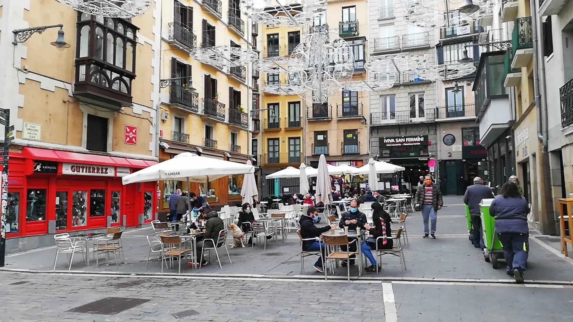 Personas sentadas en una terraza en la plaza Consistorial de Pamplona