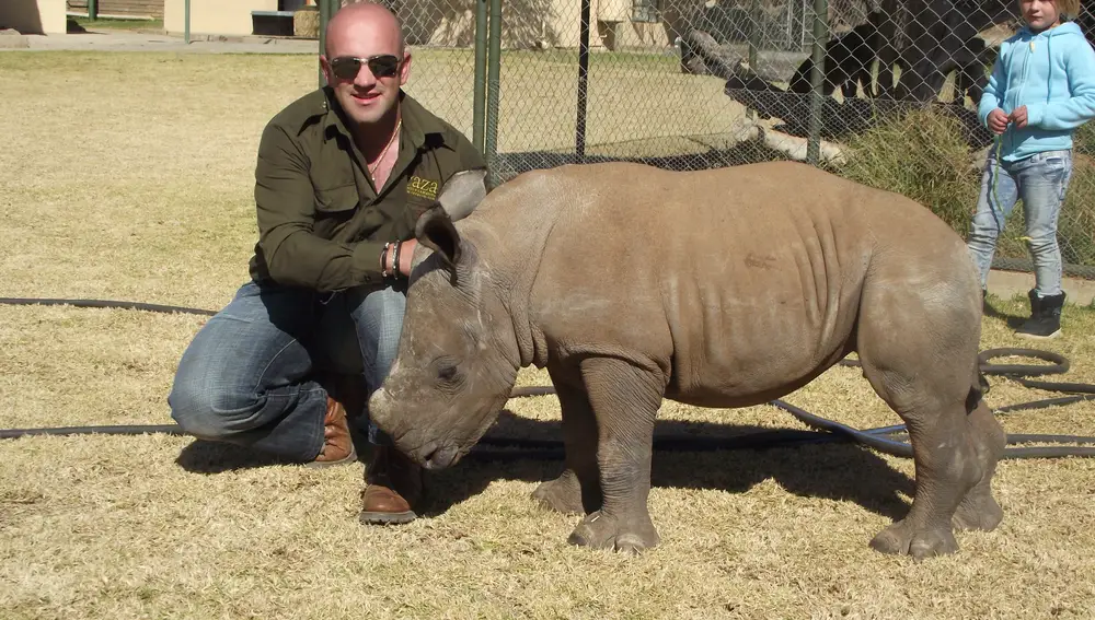 Tomás de Castro con una cría de rinoceronte