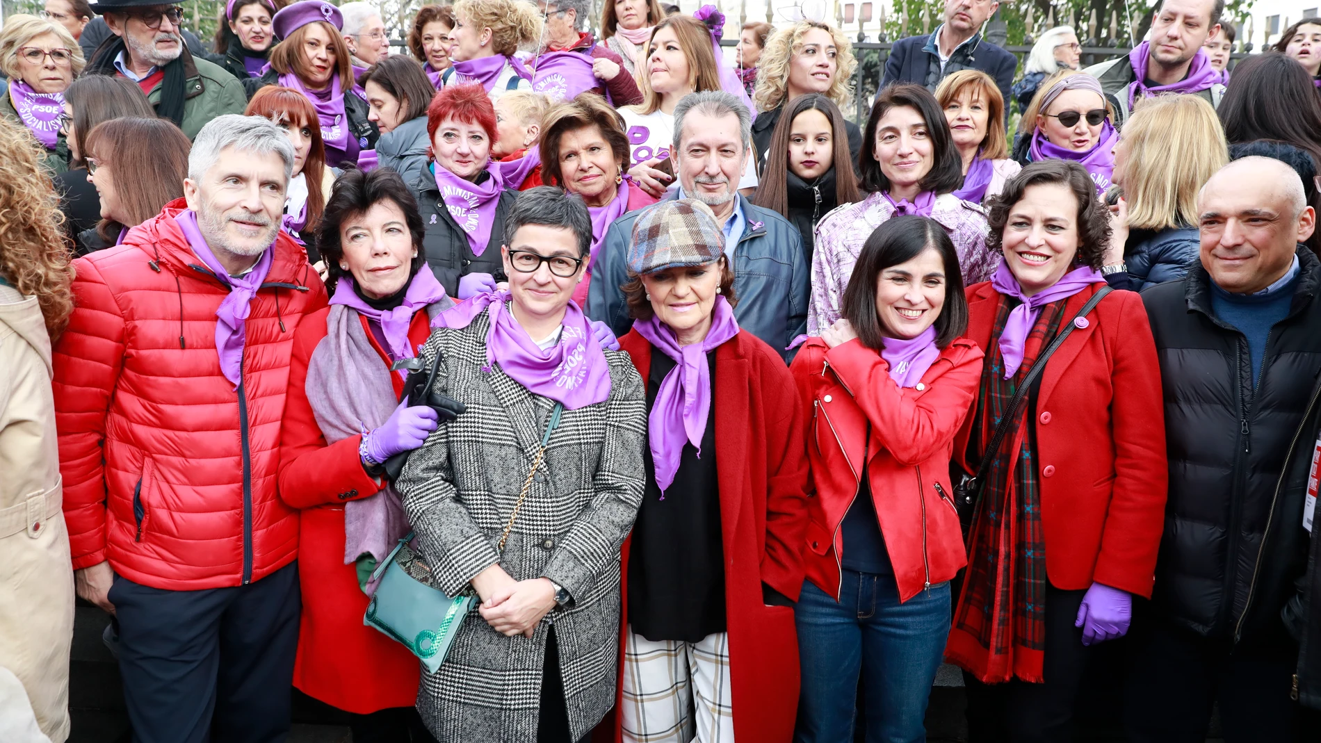 Marlaska y las ministras Celaá, González Laya, Calvo, Darias, junto a otros dirigentes del PSOE en la manifestación del 8-M del año pasado