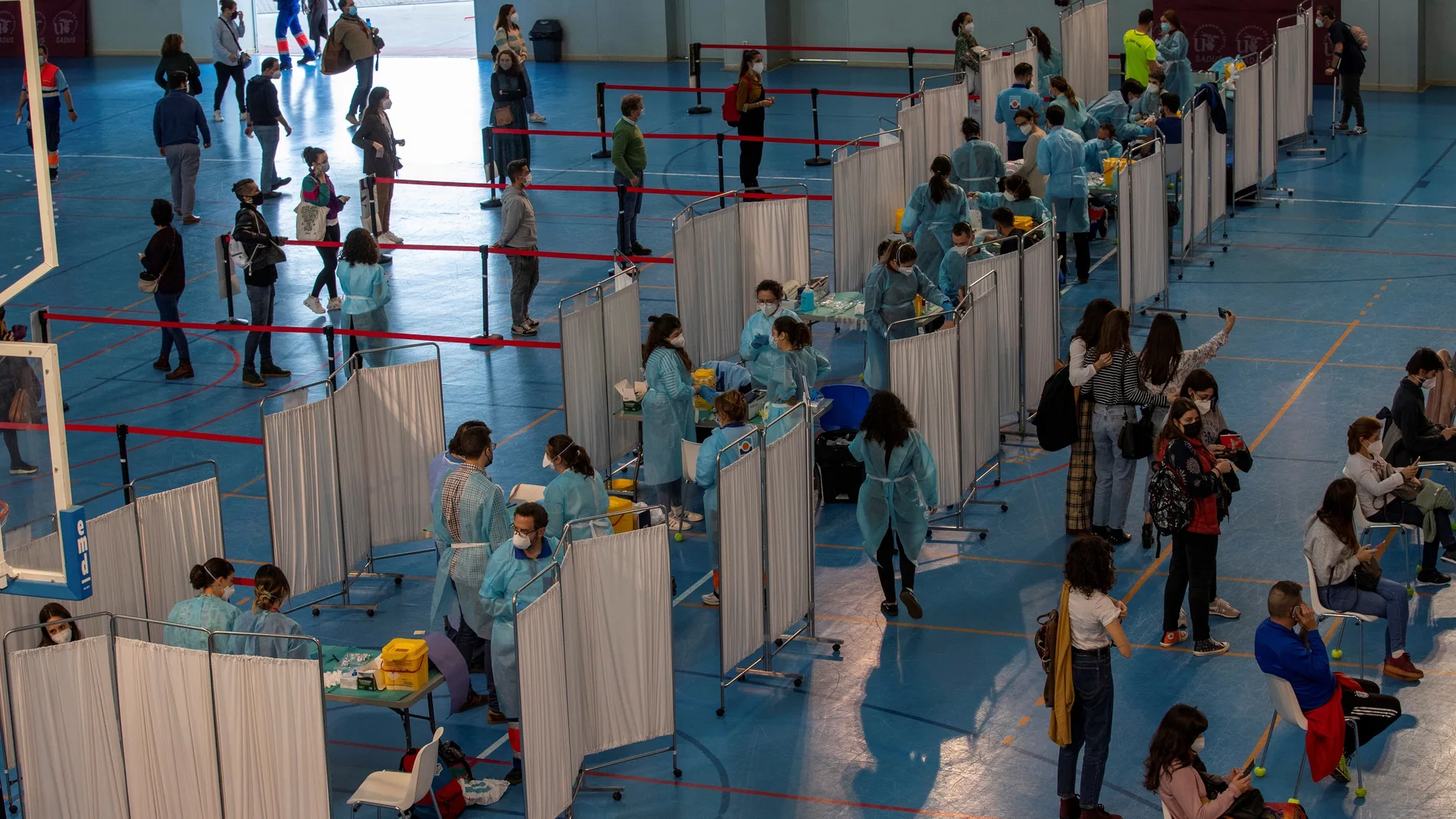 Imagen de archivo de docentes recibiendo la primera dosis de la vacuna AstraZeneca en un pabellón deportivo de la Universidad de Sevilla