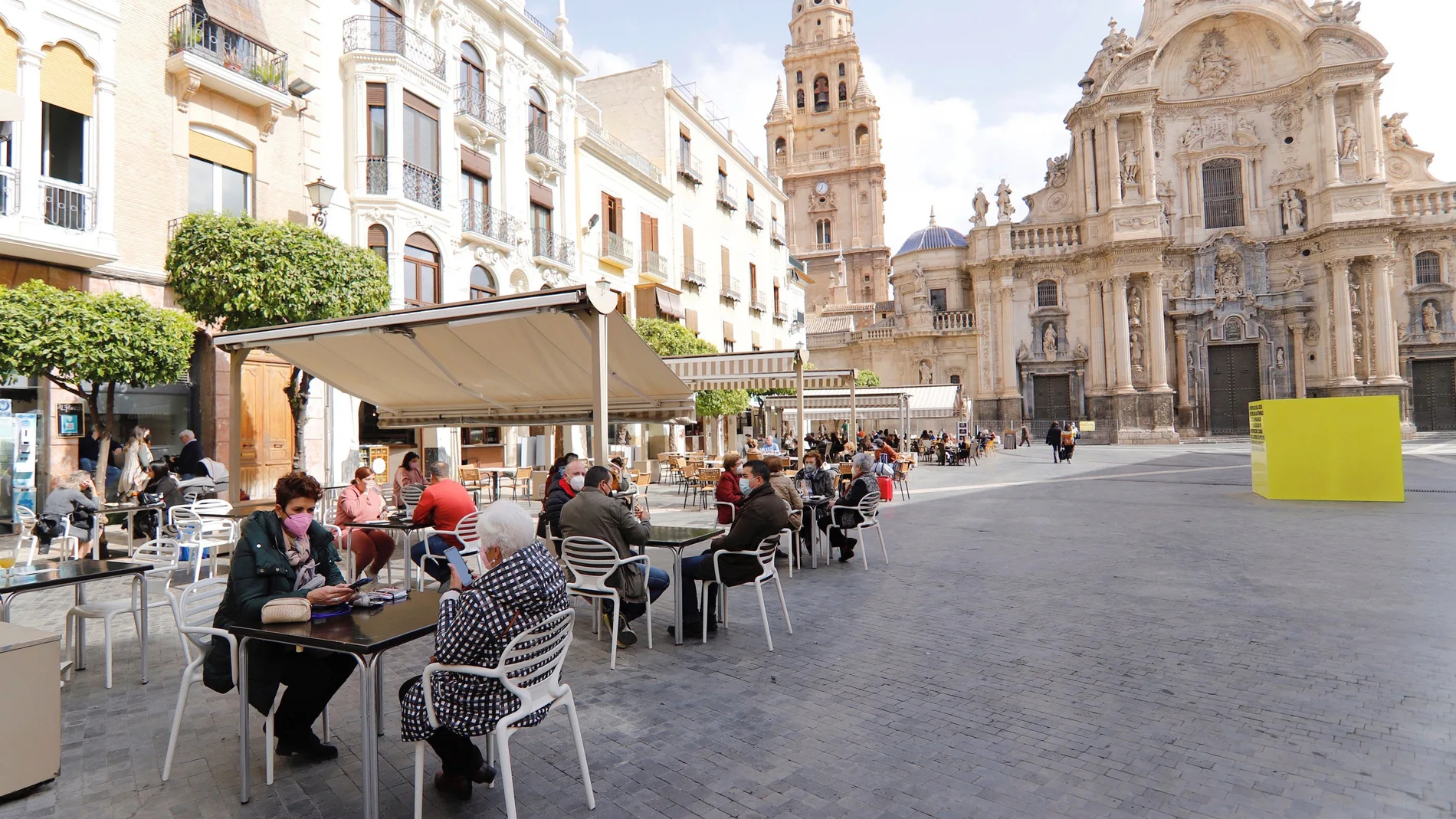 Varias personas disfrutan de las terrazas de la Plaza de Belluga en Murcia