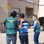 Imagen del detenido, custodiado por agentes de la Guardia Civil