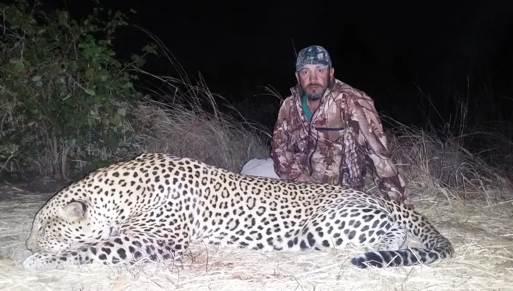 Tomás de Castro junto a un gran leopardo.