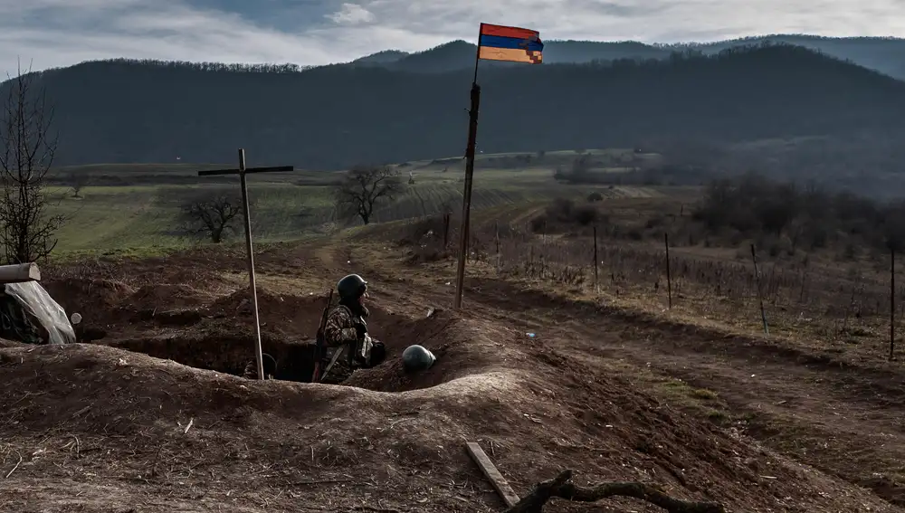 Militares armenios vigilan un puesto de seguridad cerca de Martuni, al sur de la República autoproclamada de Nagorno-Karabakh. Enero 2021.
