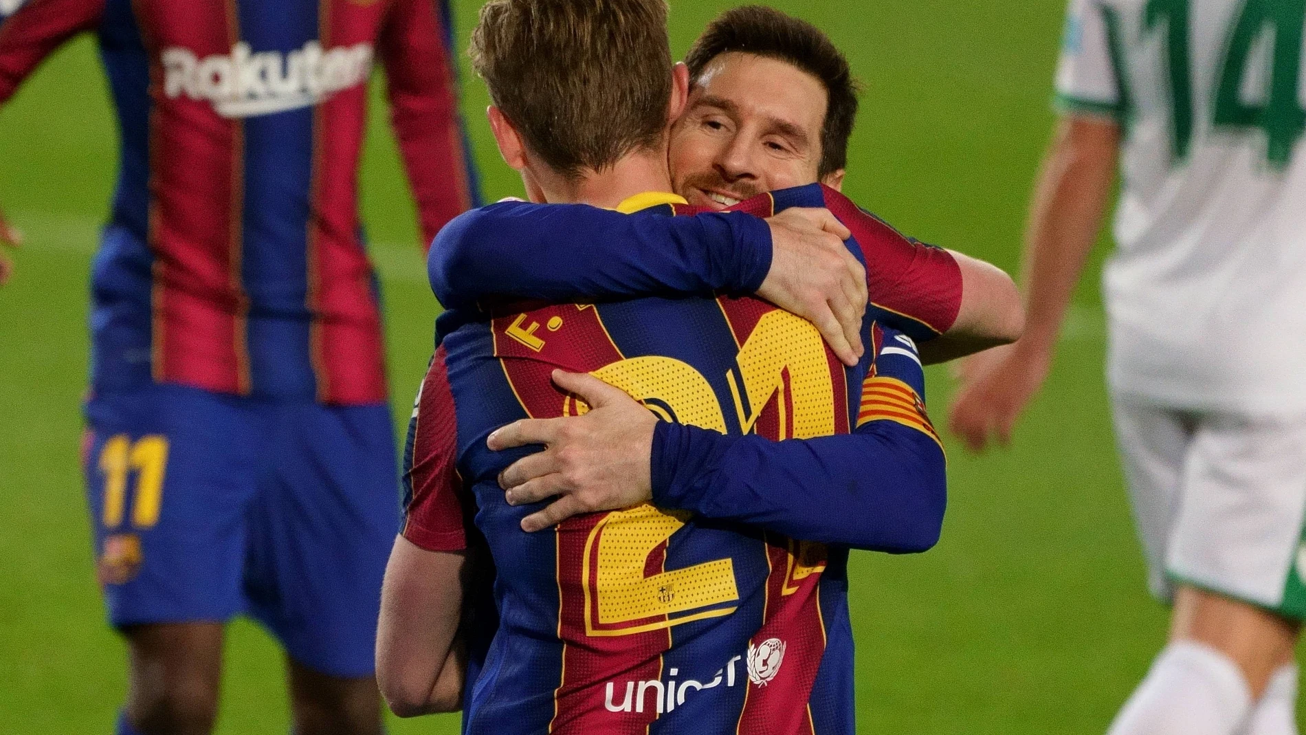 Messi acudió rápidamente a felicitar a De Jong después de marcar su segundo gol