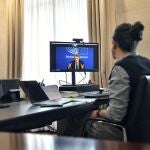El vicepresidente segundo del Gobierno, Pablo Iglesias (d), durante la videoconferencia que ha mantenido este jueves con el presidente del Parlamento Europeo, David Sassoli (i), en la que, según fuentes de la Vicepresidencia, ambos han coincidido en señalar que "Europa necesita progresar hacia más y mejor democracia". EFE