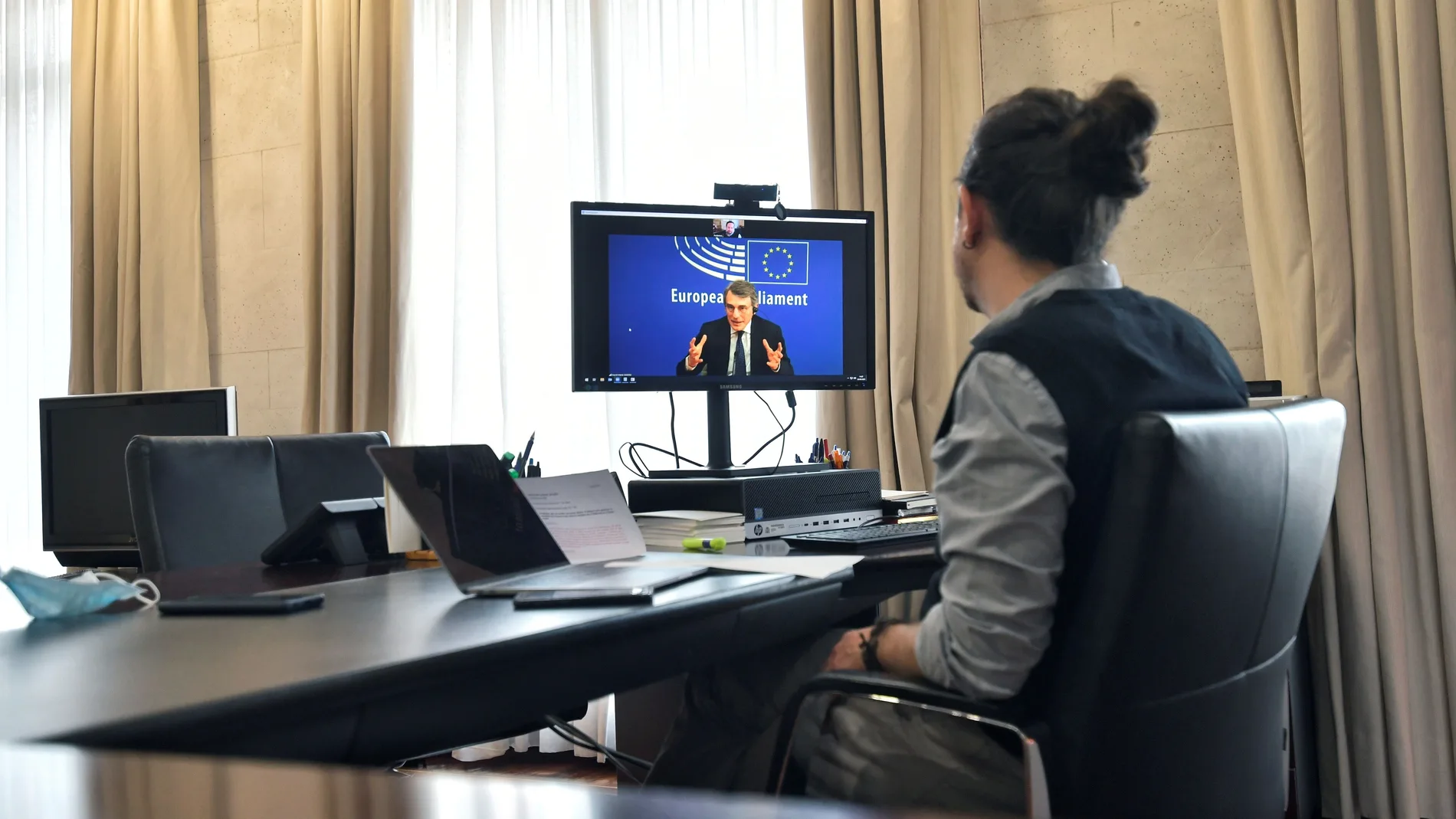 El vicepresidente segundo del Gobierno, Pablo Iglesias (d), durante la videoconferencia que ha mantenido este jueves con el presidente del Parlamento Europeo, David Sassoli (i), en la que, según fuentes de la Vicepresidencia, ambos han coincidido en señalar que "Europa necesita progresar hacia más y mejor democracia". EFE