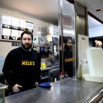 Rafael Riqueni (31 años) acaba de reabrir el Bar Melo’s junto con un socio y regenta un bar de copas en Malasaña.