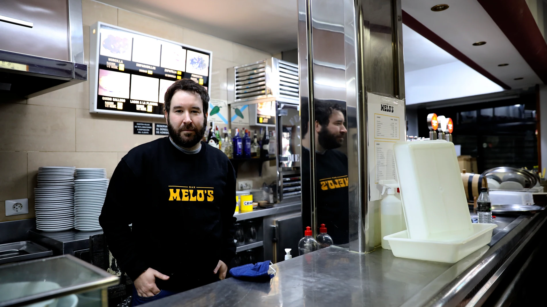 Rafael Riqueni (31 años) acaba de reabrir el Bar Melo’s junto con un socio y regenta un bar de copas en Malasaña.