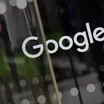 Logo de Google reflejado en un escaparate en Londres