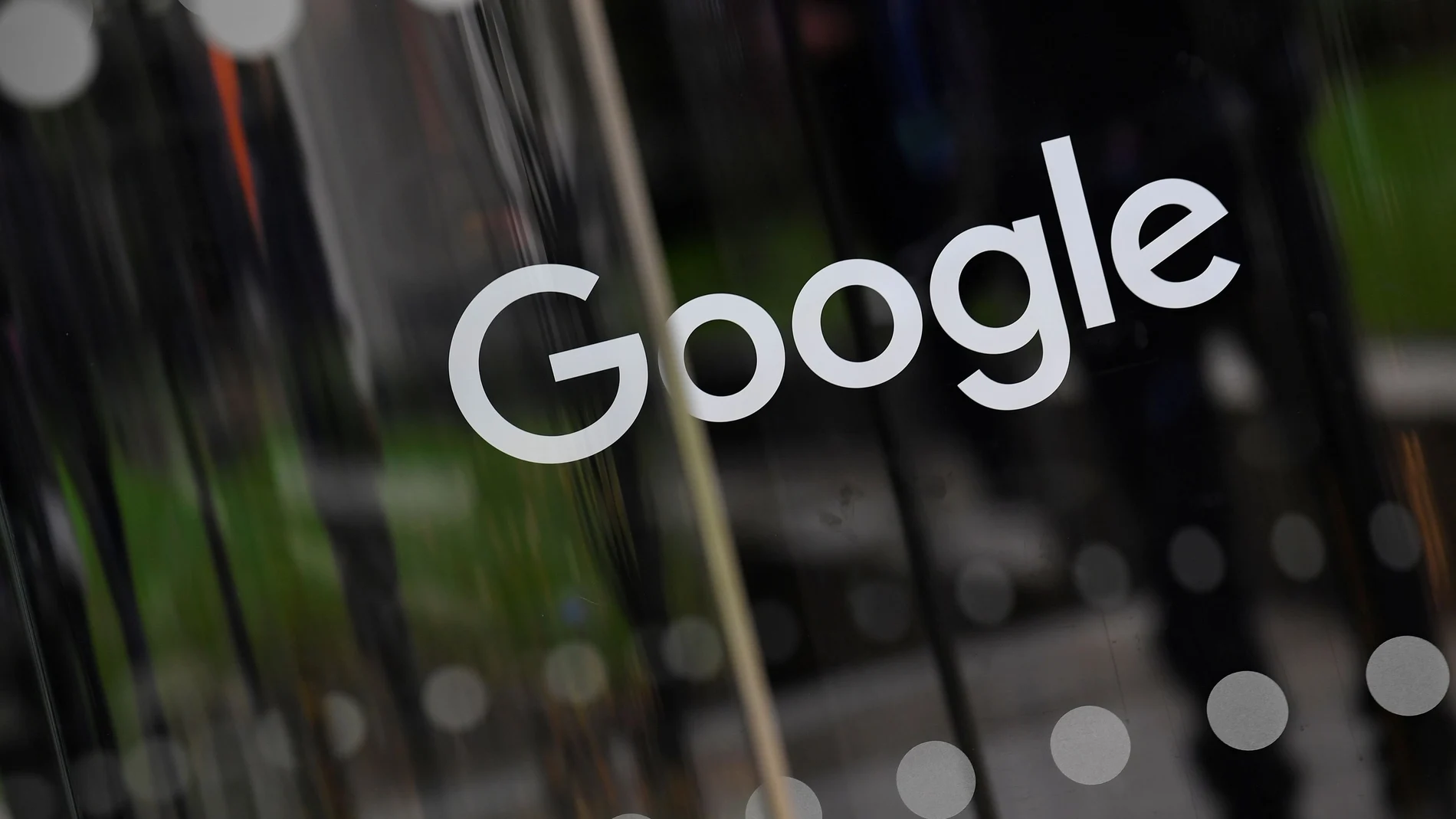 Logo de Google reflejado en un escaparate en Londres