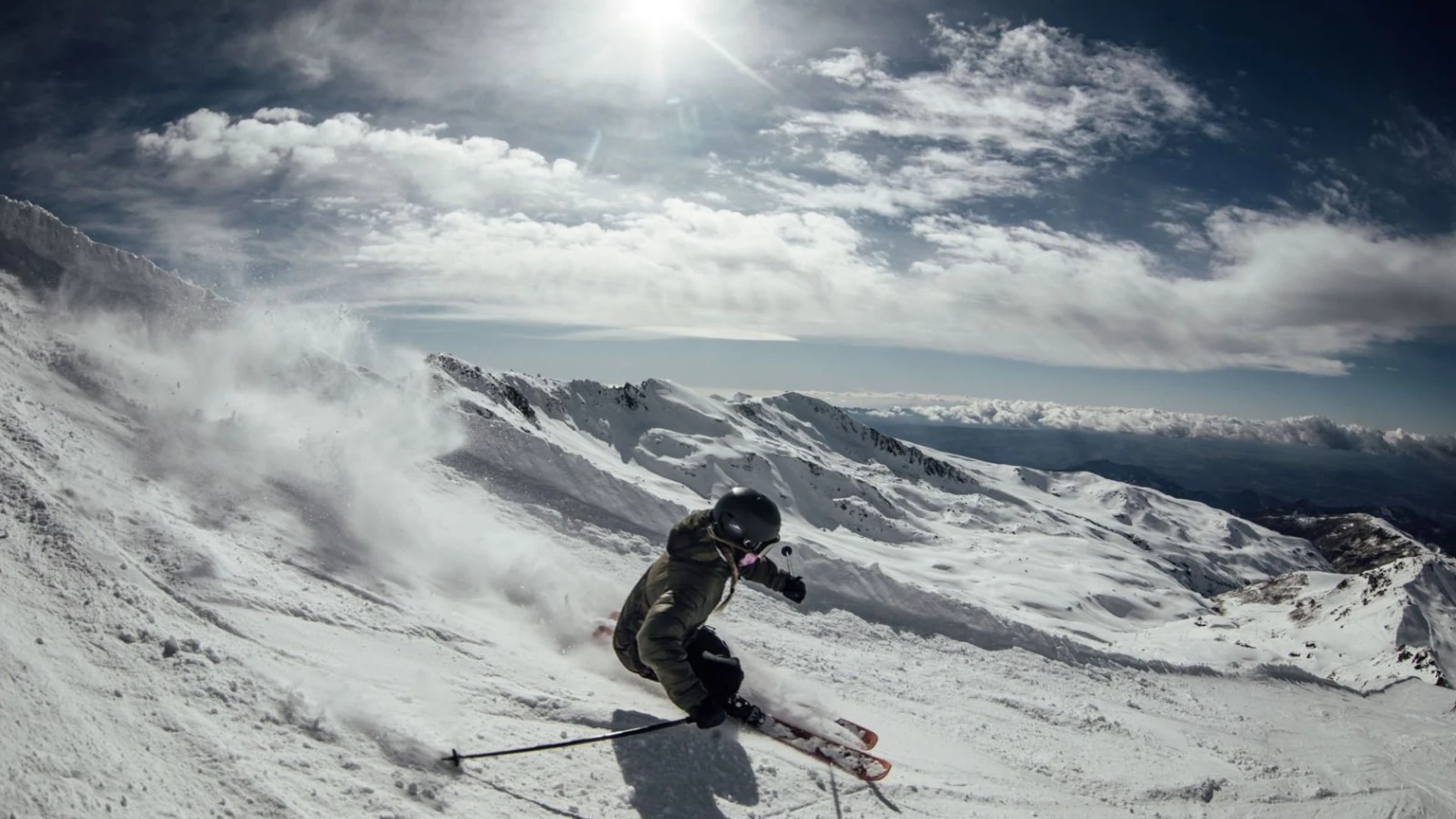 Un esquiador practicando por las pistas de las estación granadina