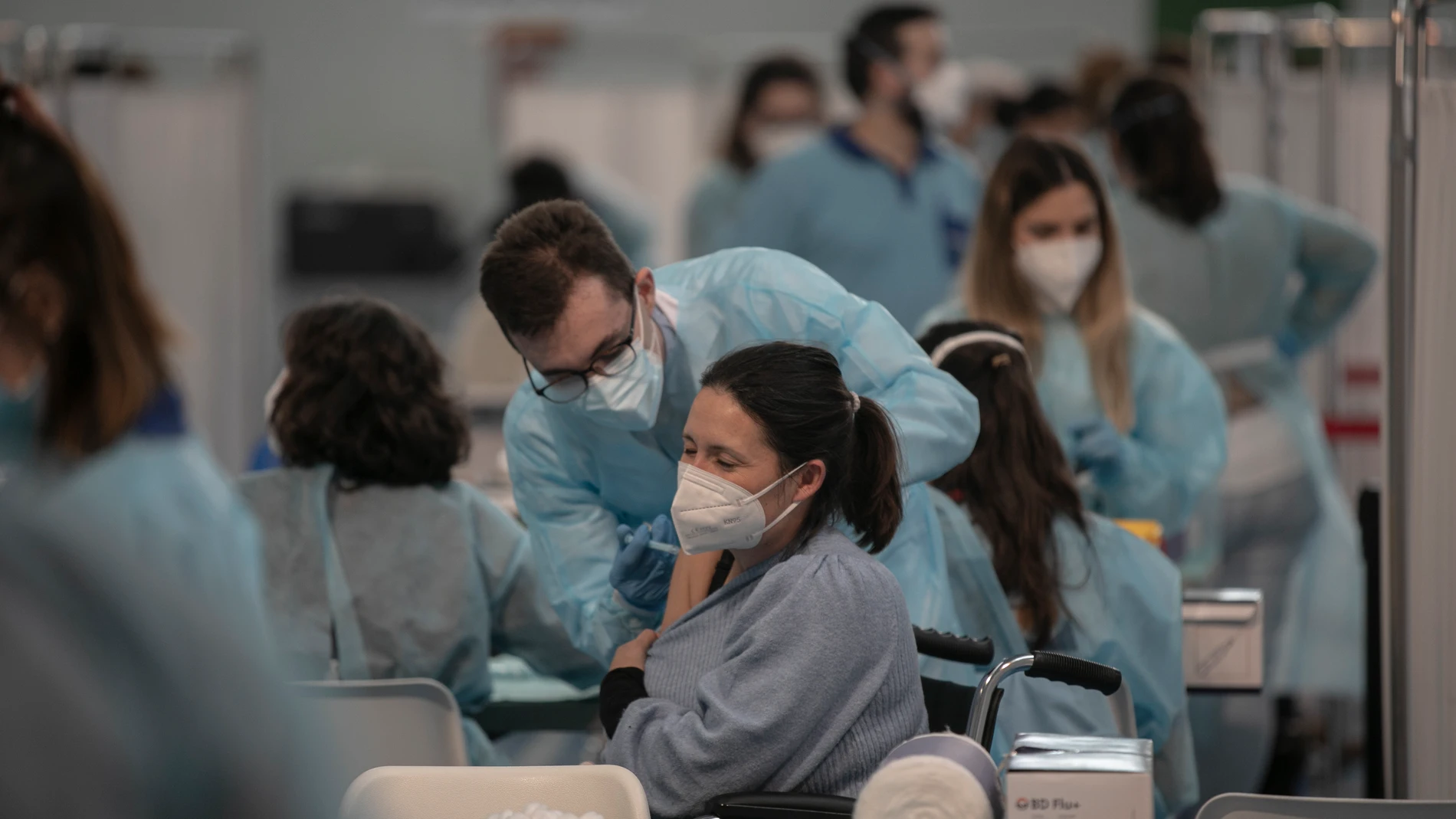 Profesionales de Educación reciben la primera dosis de la vacuna AstraZeneca en las instalaciones del SADUS en Los Bermejales, Sevilla, (Andalucía)