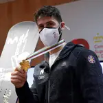 Lucas Eguibar muestra la medalla de oro que logró en el Mundial durante el recibimiento que le hicieron en la sede del CSD