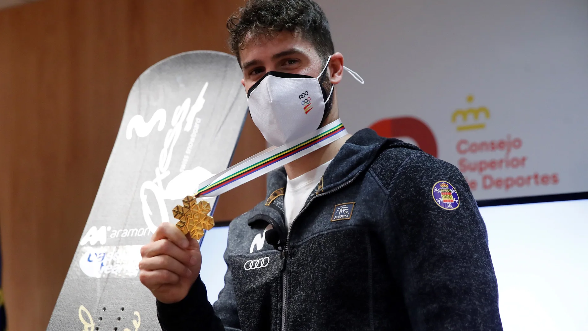 Lucas Eguibar muestra la medalla de oro que logró en el Mundial durante el recibimiento que le hicieron en la sede del CSD