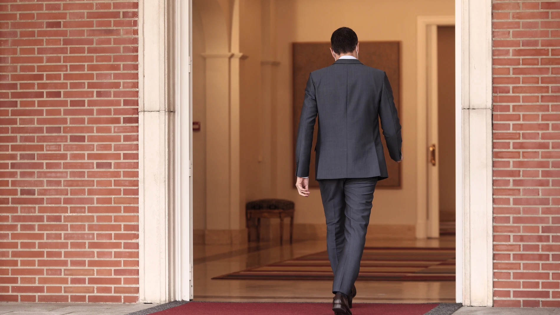 El presidente del gobierno, Pedro Sánchez, tras una rueda de prensa en Moncloa este viernes tras participar en la reunión del Consejo Europeo Extraordinario sobre el Coronavirus