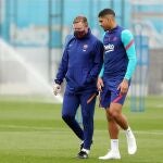 El entrenador del FC Barcelona, Ronald Koeman, con el central Ronald Araujo que, ante el Sevilla, vuelve a una convocatoria