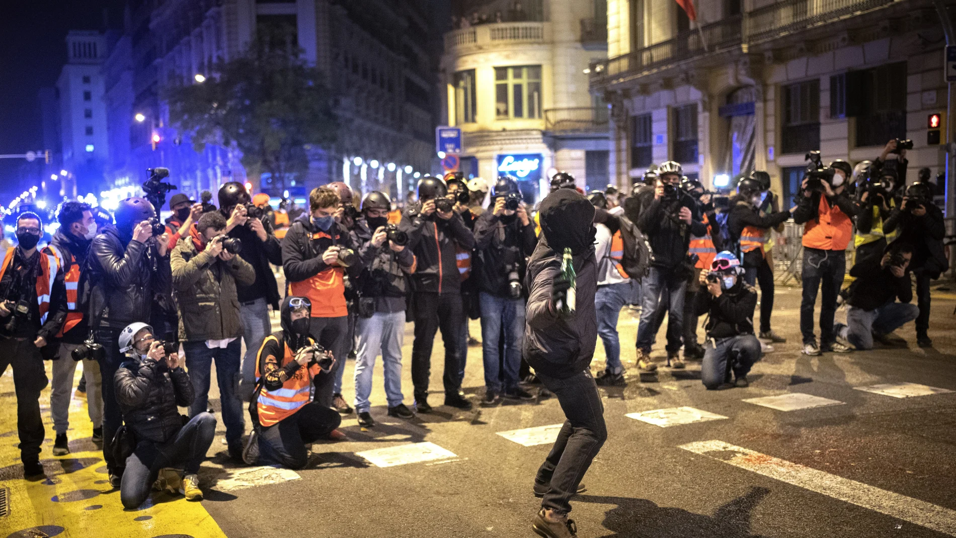 Medio centenar de fotógrafos retratan a un solitario "defensor de la libertad de expresión" en Barcelona