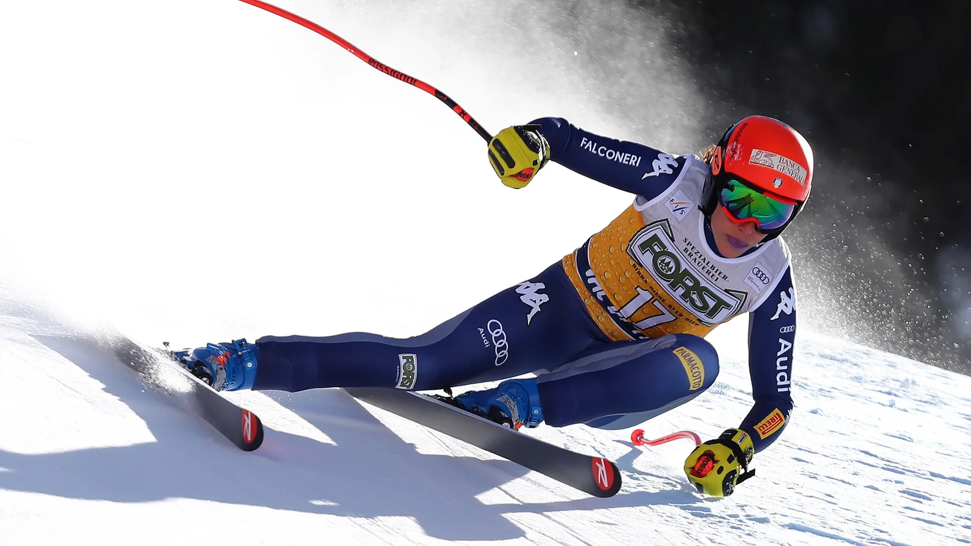 Federica Brignone, de Italia, a toda velocidad por la pista durante la carrera de descenso femenino en la Copa del Mundo de Esquí Alpino de la FIS en Val di Fassa, Italia EFE/EPA/ANDREA SOLERO