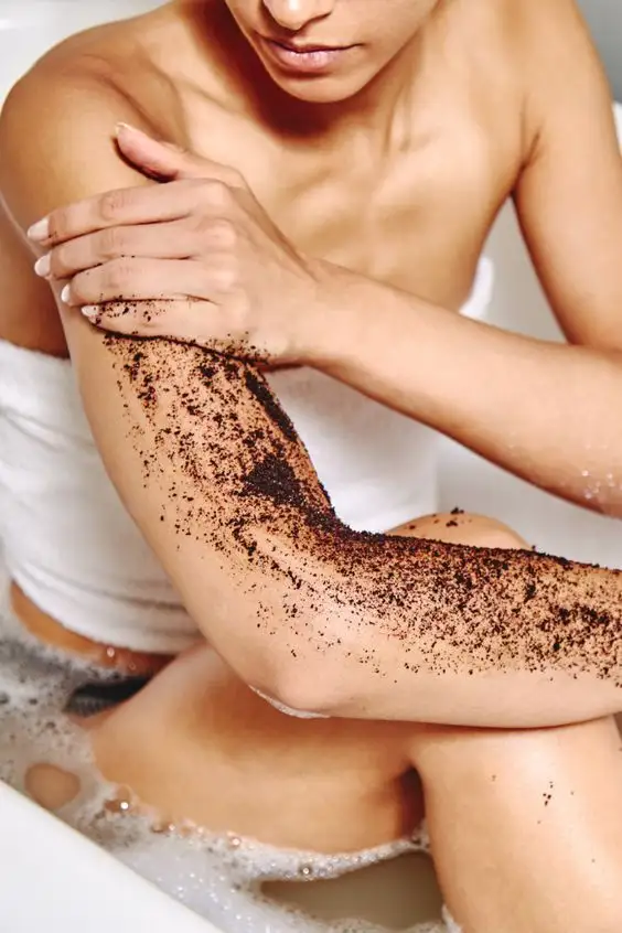 Exfoliar la piel.