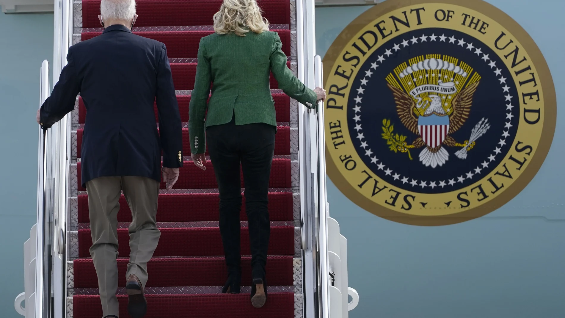 Joe y Jill Biden subiendo las escaleras del Air Force One