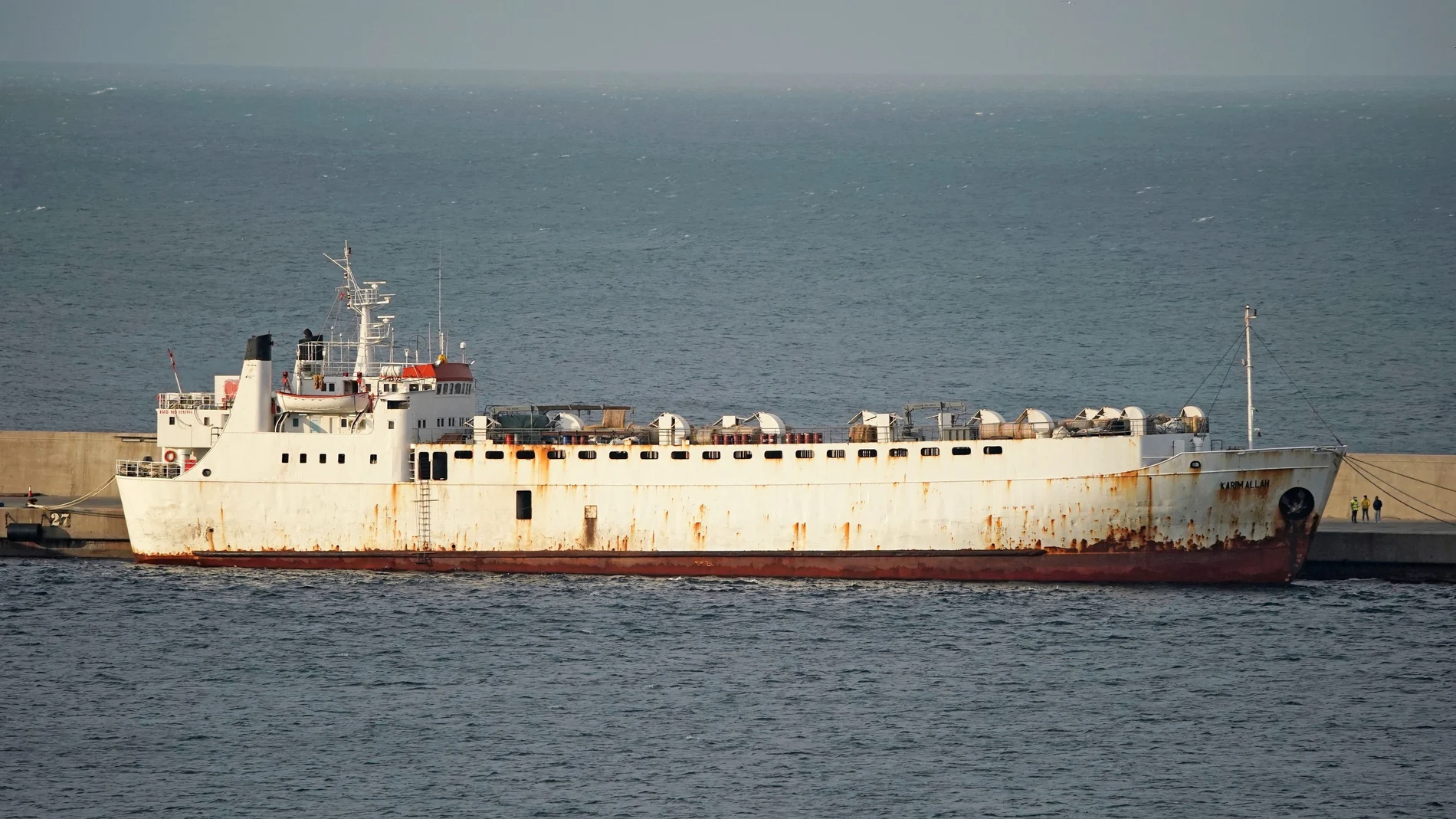 El buque de ganado 'Kharim Allah' atraca en la dársena de Escombreras, en el puerto de Cartagena