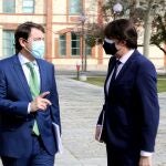 El presidente de la Junta, Alfonso Fernández Mañueco, conversa con el consejero de Fomento y Medio Ambiente, Juan Carlos-Suárez-Quiñones