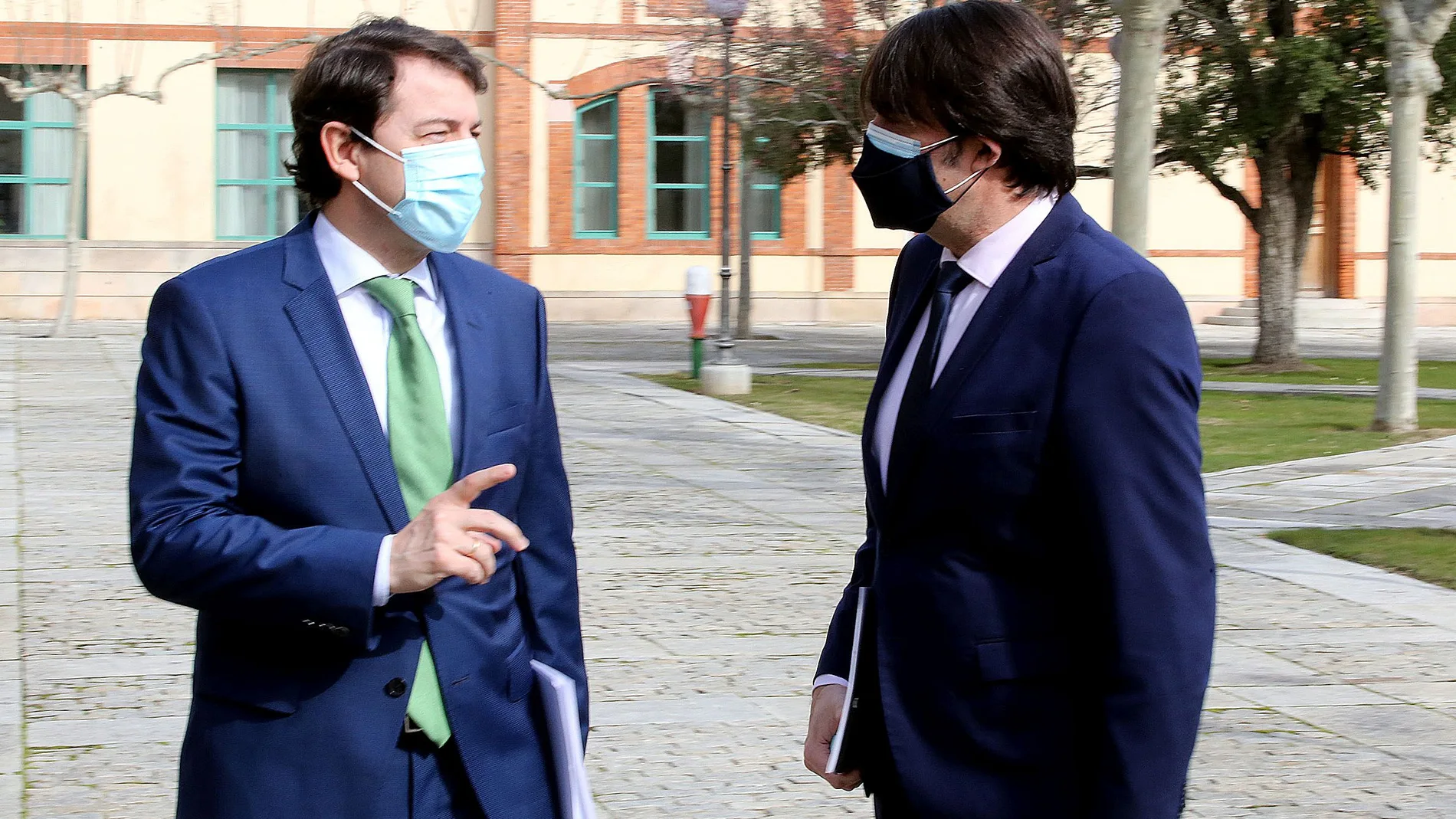 El presidente de la Junta, Alfonso Fernández Mañueco, conversa con el consejero de Fomento y Medio Ambiente, Juan Carlos-Suárez-Quiñones