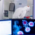 Test de una de las nuevas variantes del coronavirus realizado en un laboratorio al sur de Polonia
