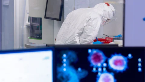 Test de una de las nuevas variantes del coronavirus realizado en un laboratorio al sur de Polonia