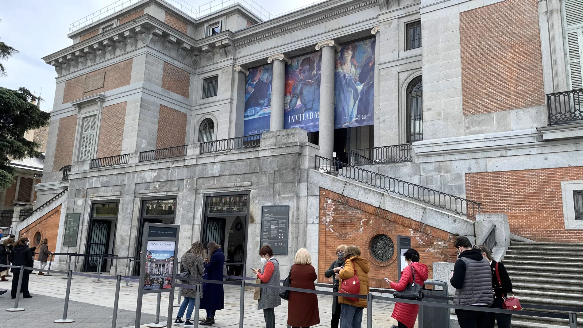 Varias personas hacen cola para entrar al Museo del Prado de Madrid