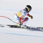 La suiza Lara Gut-Behrami baja a toda velocidad por la pista durante el descenso de la Copa del Mundo de esquí alpino femenino, en Val di Fassa, Italia. (AP Photo/Alessandro Trovati)