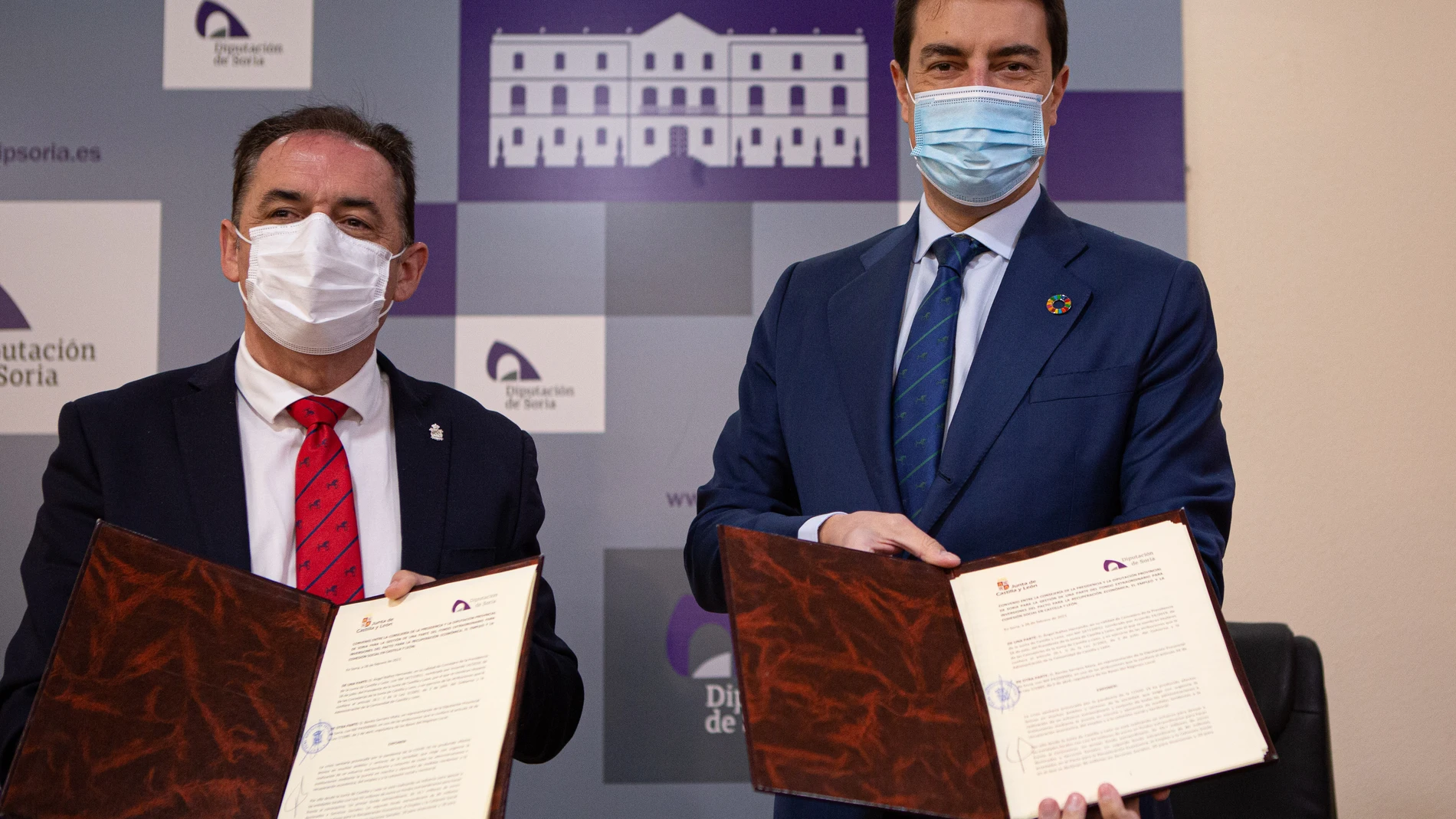 El consejero de la Presidencia, Ángel Ibáñez, y el presidente de la Diputación de Soria, suscriben el acuerdo